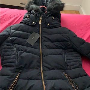 Puffer jacket with detachable faux fur